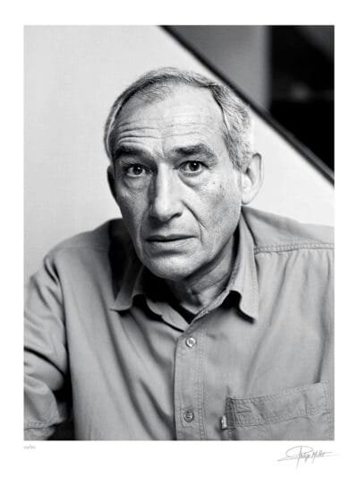 Portrait noir et blanc N°10 du réalisateur Alain Corneau, photographié en mars 2003. Tirage d’art en édition limitée, numérotée et signée.