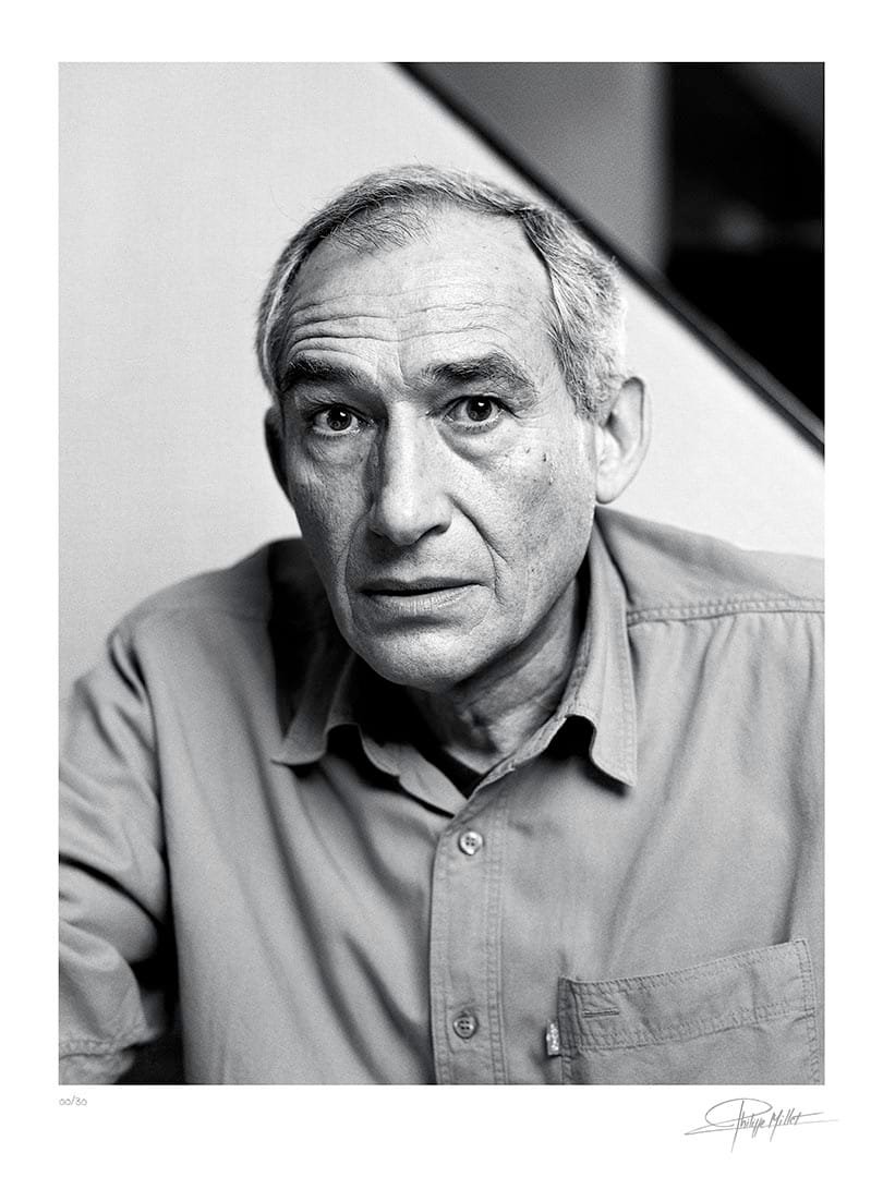 Alain Corneau - Portrat N°10 Portrait noir et blanc N°10 du réalisateur Alain Corneau, photographié en mars 2003. Tirage d’art en édition limitée, numérotée et signée.