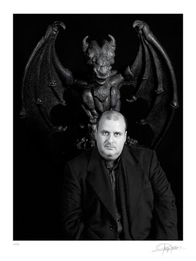 Portrait noir et blanc N°3 du réalisateur Alex Proyas, photographié en avril 1999. Tirage d’art en édition limitée, numérotée et signée.