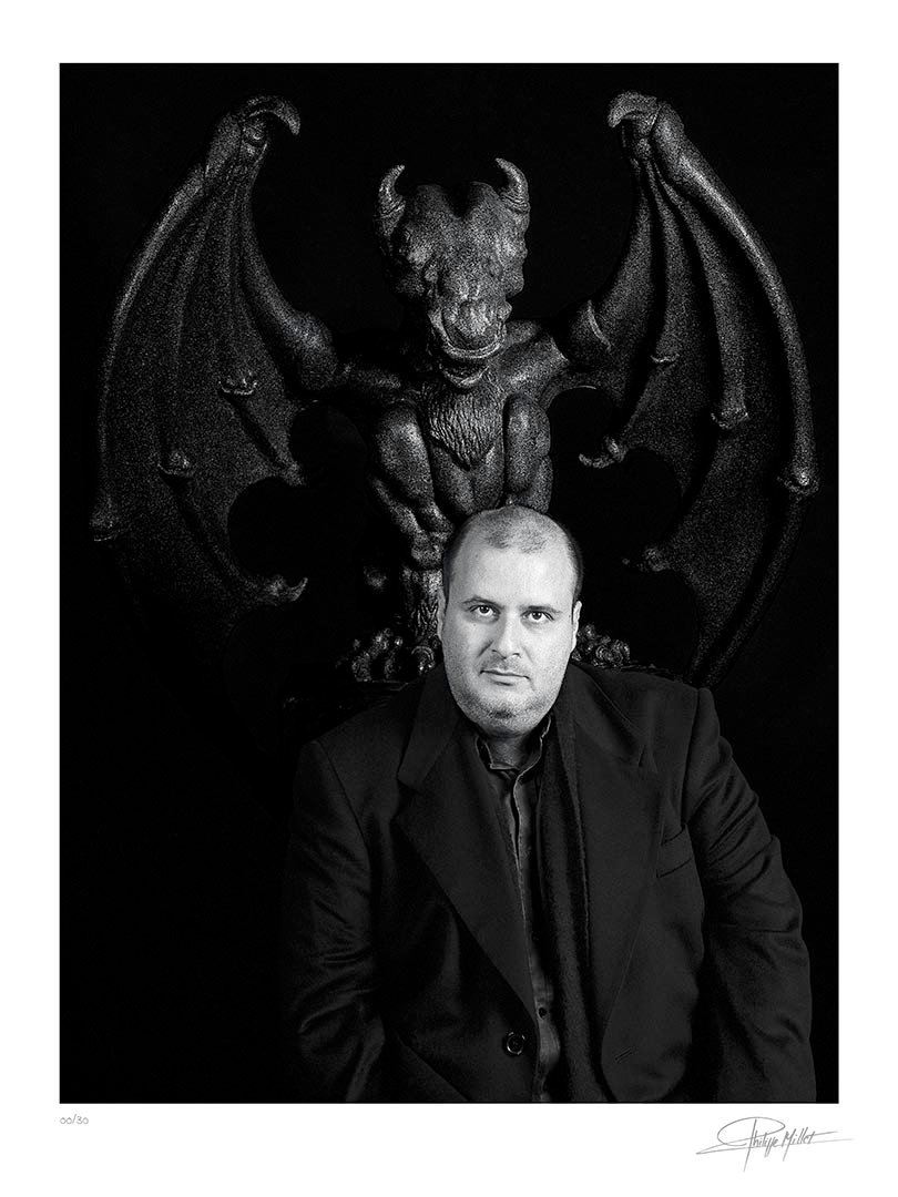 Portrait noir et blanc N°3 du réalisateur Alex Proyas, photographié en avril 1999. Tirage d’art en édition limitée, numérotée et signée.