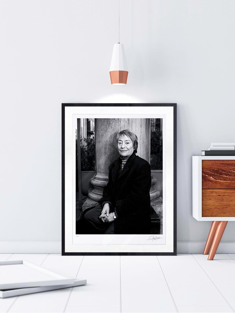 Cadre Galerie Noir Boisé Portrait noir et blanc N°7 de l’actrice Annie Girardot, photographié en mars 2000. Tirage d’art en édition limitée, numérotée et signée. Cadre noir finition galerie