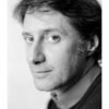 Portrait noir et blanc N°10 du réalisateur Antoine de Caunes, photographié en mars 2001. Tirage d’art en édition limitée, numérotée et signée.