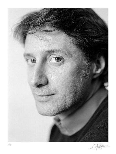 Portrait noir et blanc N°10 du réalisateur Antoine de Caunes, photographié en mars 2001. Tirage d’art en édition limitée, numérotée et signée.