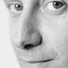 Portrait noir et blanc N°10 du réalisateur Antoine de Caunes, photographié en mars 2001. Tirage d’art en édition limitée, numérotée et signée. Détail