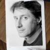 Portrait noir et blanc N°10 du réalisateur Antoine de Caunes, photographié en mars 2001. Présentation du tirage 45x60cm en édition limitée, numérotée et signée.