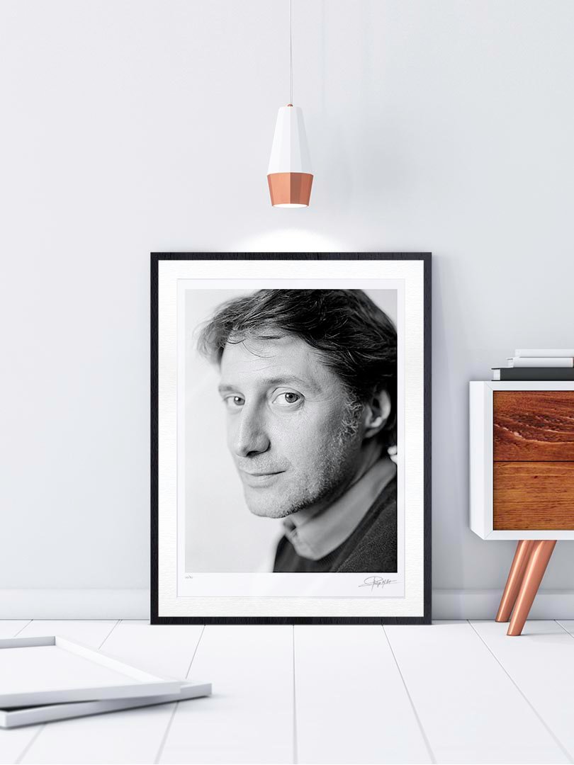Cadre Galerie Noir Boisé Portrait noir et blanc N°10 du réalisateur Antoine de Caunes, photographié en mars 2001. Tirage d’art en édition limitée, numérotée et signée. Cadre noir finition galerie