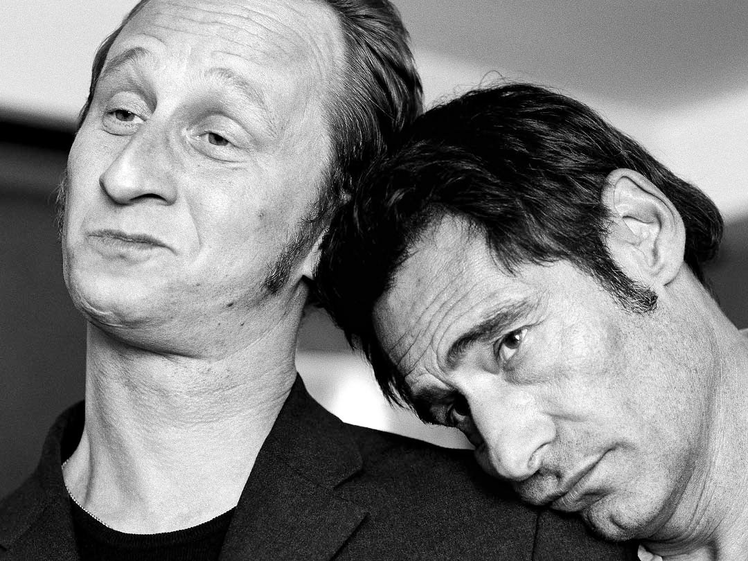 Portrait noir et blanc N°1 des acteurs Benoit Poelvoorde & Gérard Lanvin, photographié en mars 2002. Tirage d’art en édition limitée, numérotée et signée. Détail