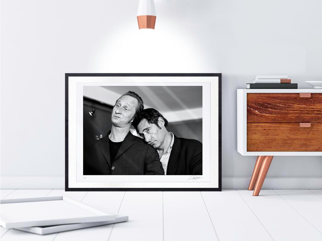 Cadre Galerie Noir Boisé Portrait noir et blanc N°1 des acteurs Benoit Poelvoorde & Gérard Lanvin, photographié en mars 2002. Tirage d’art en édition limitée, numérotée et signée. Cadre noir finition galerie