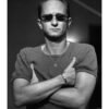 Portrait noir et blanc N°8 de l’acteur Benoit Poelvoorde, photographié en octobre 2001. Tirage d’art en édition limitée, numérotée et signée.