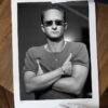 Portrait noir et blanc N°8 de l’acteur Benoit Poelvoorde, photographié en octobre 2001. Présentation du tirage 45x60cm en édition limitée, numérotée et signée.