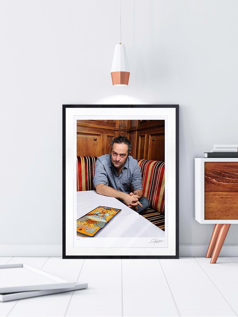 Cadre Galerie Noir Boisé Portrait couleur N°12 de l’acteur et réalisateur Cédric Kahn, photographié en décembre 2011. Tirage d’art en édition limitée, numérotée et signée. Cadre noir finition galerie