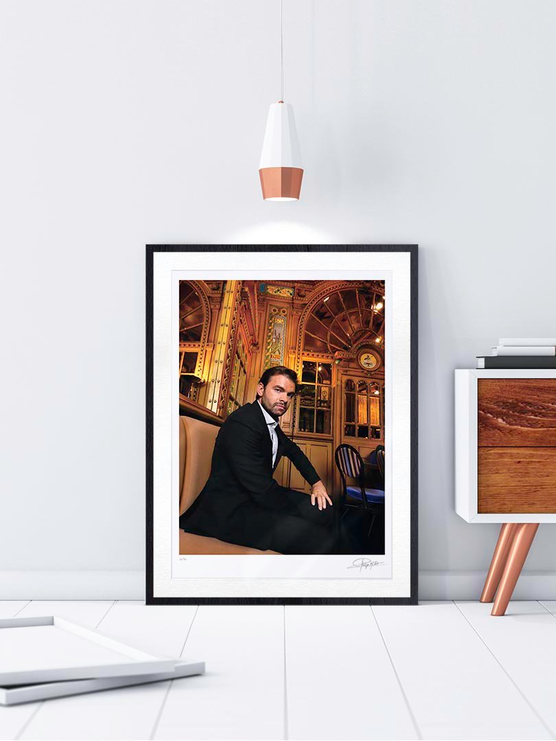 Cadre Galerie Noir Boisé Portrait couleur N°3 de l’acteur Clovis Cornillac, photographié en novembre 2009. Tirage d’art en édition limitée, numérotée et signée. Cadre noir finition galerie