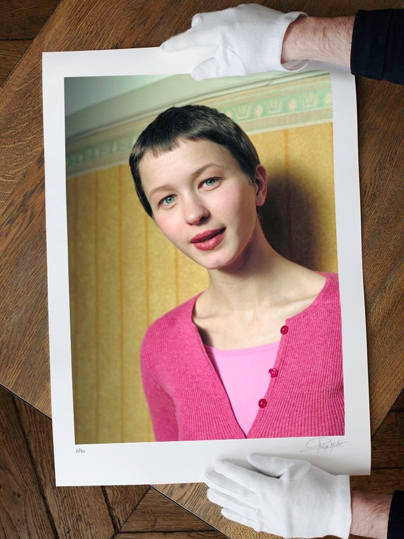 Format 45x60cm Portrait couleur N°5 de l’actrice Delphine Chuillot, photographié en mars 2001. Présentation du tirage 45x60cm en édition limitée, numérotée et signée.