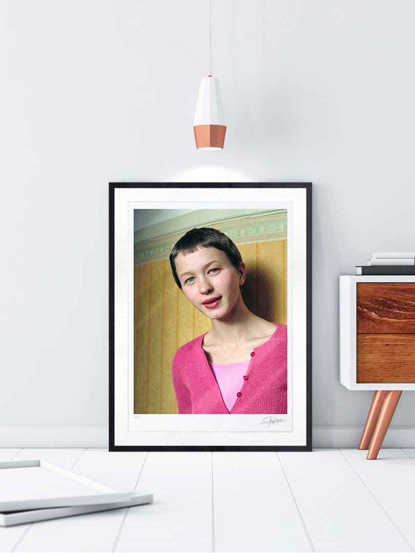 Cadre Galerie Noir Boisé Portrait couleur N°5 de l’actrice Delphine Chuillot, photographié en mars 2001. Tirage d’art en édition limitée, numérotée et signée. Cadre noir finition galerie