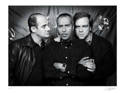 Portrait noir et blanc N°7 des acteurs Bernard Campan, Pascal Légitimus et Didier Bourdon, photographié en février 2001. Tirage d’art en édition limitée, numérotée et signée.