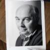 Portrait Noir & Blanc N°6 de l’acteur et réalisateur Gérard Jugnot, photographié en février 2002. Présentation du tirage 45x60cm en édition limitée, numérotée et signée.