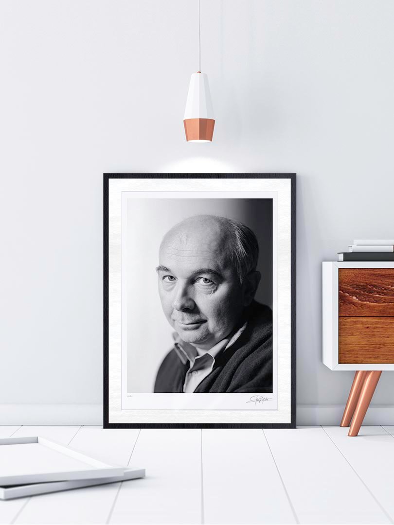 Cadre Galerie Noir Boisé Portrait Noir & Blanc N°6 de l’acteur et réalisateur Gérard Jugnot, photographié en février 2002. Tirage d’art en édition limitée, numérotée et signée. Cadre noir finition galerie