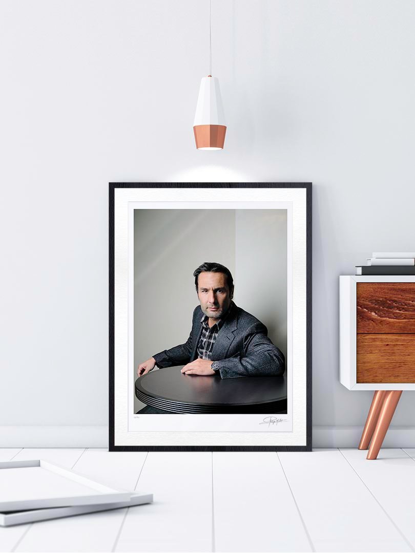 Cadre Galerie Noir Boisé Portrait couleur N°8 de l’acteur Gilles Lellouche, photographié en février 2011. Tirage d’art en édition limitée, numérotée et signée. Cadre noir finition galerie