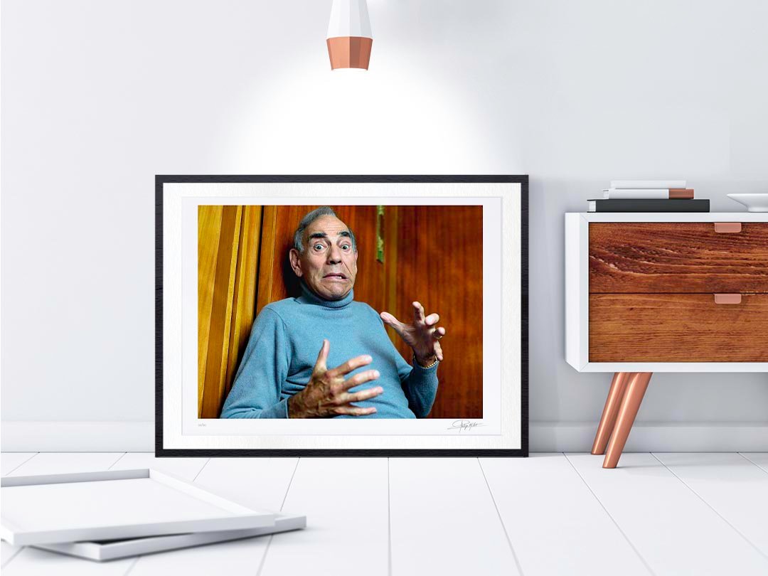 Cadre Galerie Noir Boisé Portrait couleur N°3 du réalisateur Herschell Gordon Lewis, photographié en mars 2001. Tirage d’art en édition limitée, numérotée et signée. Cadre noir finition galerie