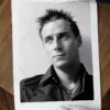 Portrait Noir & Blanc N°9 de l’acteur Jean-Baptiste Iera, photographié en octobre 2001. Présentation du tirage 45x60cm en édition limitée, numérotée et signée.