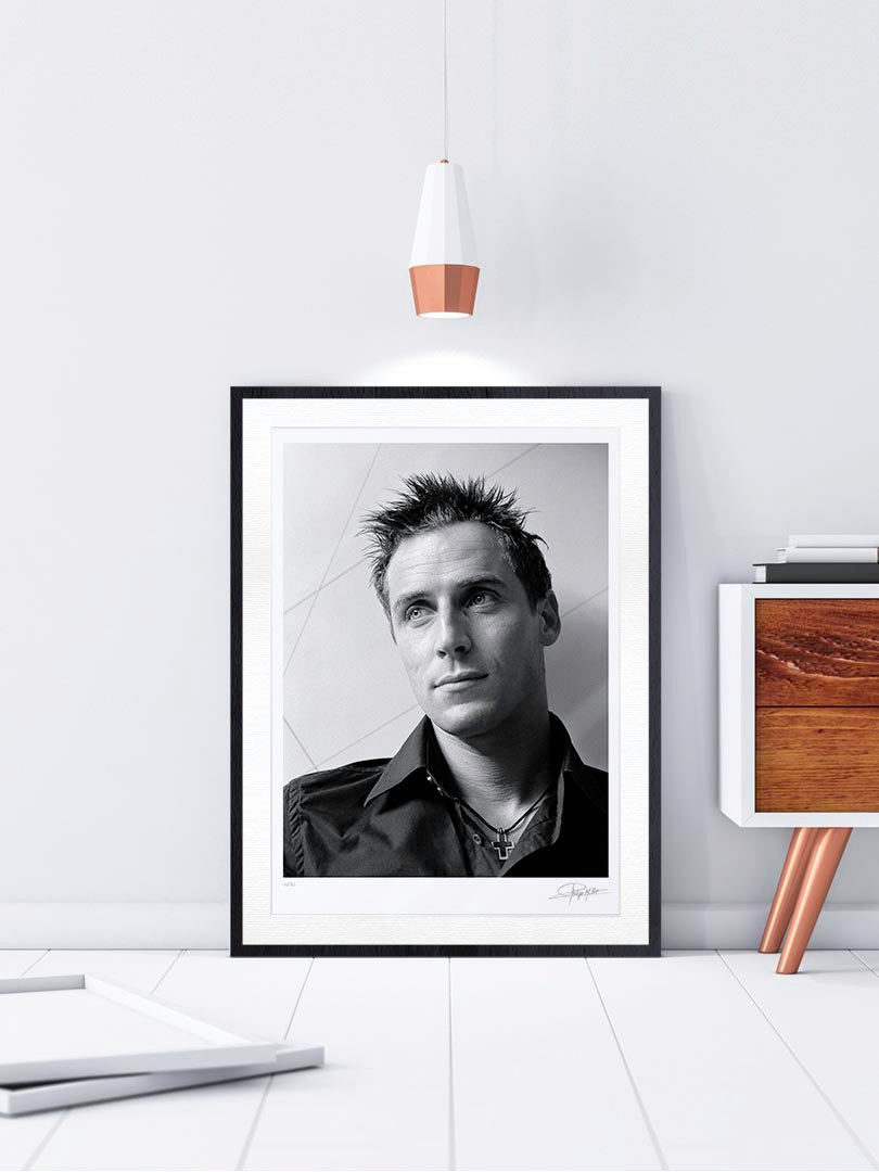Cadre Galerie Noir Boisé Portrait Noir & Blanc N°9 de l’acteur Jean-Baptiste Iera, photographié en octobre 2001. Tirage d’art en édition limitée, numérotée et signée. Cadre noir finition galerie