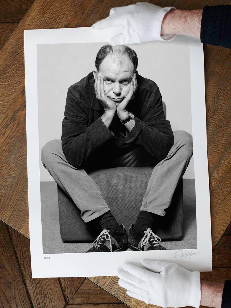 Format 45x60cm Portrait noir et blanc N°3 de l’acteur Jean-Pierre Darroussin, photographié en novembre 2000. Présentation du tirage 45x60cm en édition limitée, numérotée et signée.