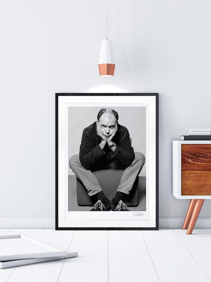 Cadre Galerie Noir Boisé Portrait noir et blanc N°3 de l’acteur Jean-Pierre Darroussin, photographié en novembre 2000. Tirage d’art en édition limitée, numérotée et signée. Cadre noir finition galerie