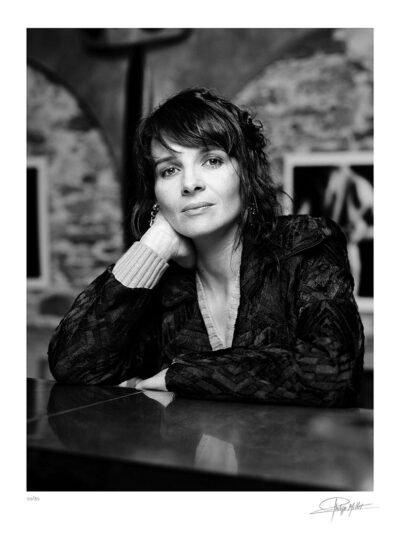 Portrait noir et blanc N°2 de l’actrice Juliette Binoche, photographié en octobre 2002. Tirage d’art en édition limitée, numérotée et signée.
