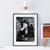 Portrait noir et blanc N°2 de l’actrice Juliette Binoche, photographié en octobre 2002. Tirage d’art en édition limitée, numérotée et signée. Cadre noir finition galerie