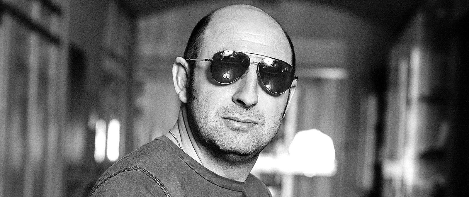 Portrait Noir & Blanc N°3 de l’acteur Kad Mérad, photographié en avril 2009. Tirage d’art en édition limitée, numérotée et signée. Détail-bandeau-2