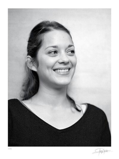 Portrait Noir & Blanc N°3 de l’actrice Marion Cotillard, photographié en novembre 2001. Tirage d’art en édition limitée, numérotée et signée.