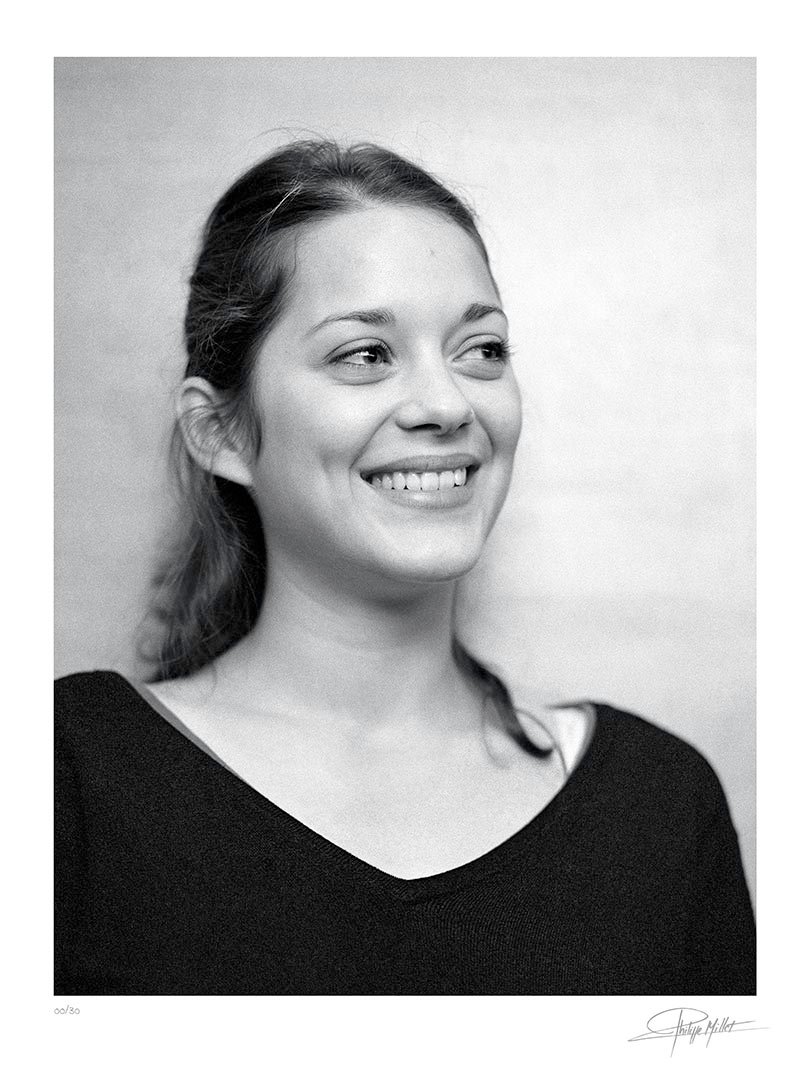 Portrait Noir & Blanc N°3 de l’actrice Marion Cotillard, photographié en novembre 2001. Tirage d’art en édition limitée, numérotée et signée.