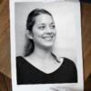 Portrait Noir & Blanc N°3 de l’actrice Marion Cotillard, photographié en novembre 2001. Présentation du tirage 45x60cm en édition limitée, numérotée et signée.