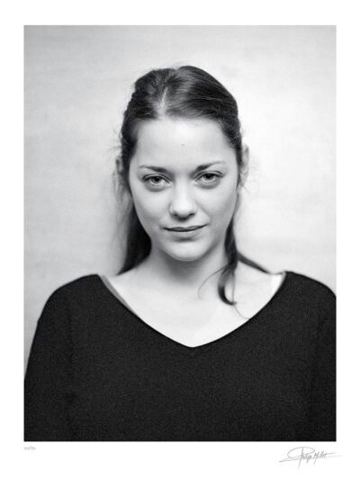 Portrait Noir & Blanc N°4 de l’actrice Marion Cotillard, photographié en novembre 2001. Tirage d’art en édition limitée, numérotée et signée.
