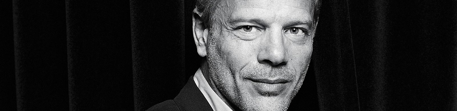 Portrait Noir & Blanc N°9 de l’acteur Pascal Greggory, photographié en février 2002. Tirage d’art en édition limitée, numérotée et signée. Détail-bandeau-2