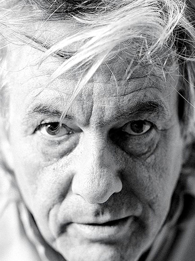 Portrait Noir & Blanc N°10 du réalisateur Paul Verhoeven, photographié en mars 2001. Tirage d’art en édition limitée, numérotée et signée. Détail