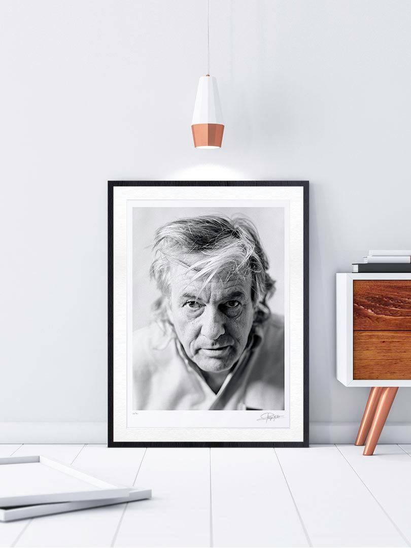 Cadre Galerie Noir Boisé Portrait Noir & Blanc N°10 du réalisateur Paul Verhoeven, photographié en mars 2001. Tirage d’art en édition limitée, numérotée et signée. Cadre noir finition galerie