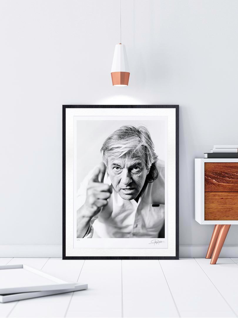 Cadre Galerie Noir Boisé Portrait Noir & Blanc N°6 du réalisateur Paul Verhoeven, photographié en mars 2001. Tirage d’art en édition limitée, numérotée et signée. Cadre noir finition galerie