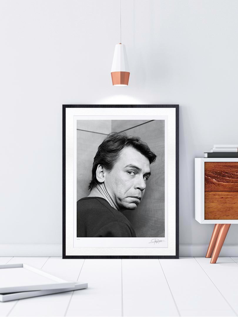 Cadre Galerie Noir Boisé Portrait Noir & Blanc N°1 de l’acteur Philippe Torreton, photographié en décembre 2001. Tirage d’art en édition limitée, numérotée et signée. Cadre noir finition galerie