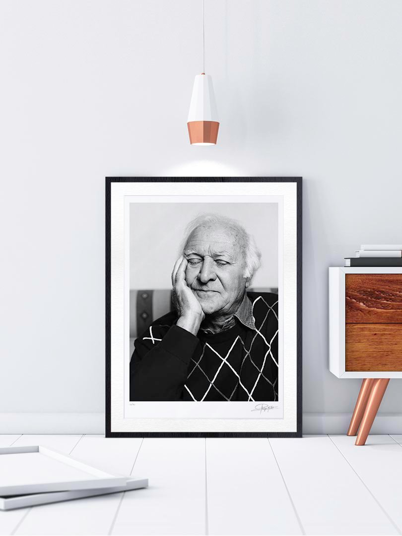 Cadre Galerie Noir Boisé Portrait Noir & Blanc N°3 de l’acteur Robert Loggia, photographié en mars 2001. Tirage d’art en édition limitée, numérotée et signée. Cadre noir finition galerie