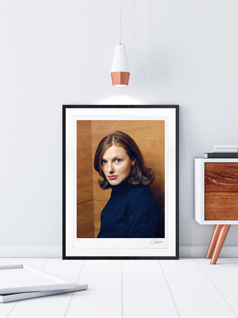 Cadre Galerie Noir Boisé Portrait couleur N°9 de l’actrice Sophie-Charlotte Husson, photographié en décembre 2001. Tirage d’art en édition limitée, numérotée et signée. Cadre noir finition galerie