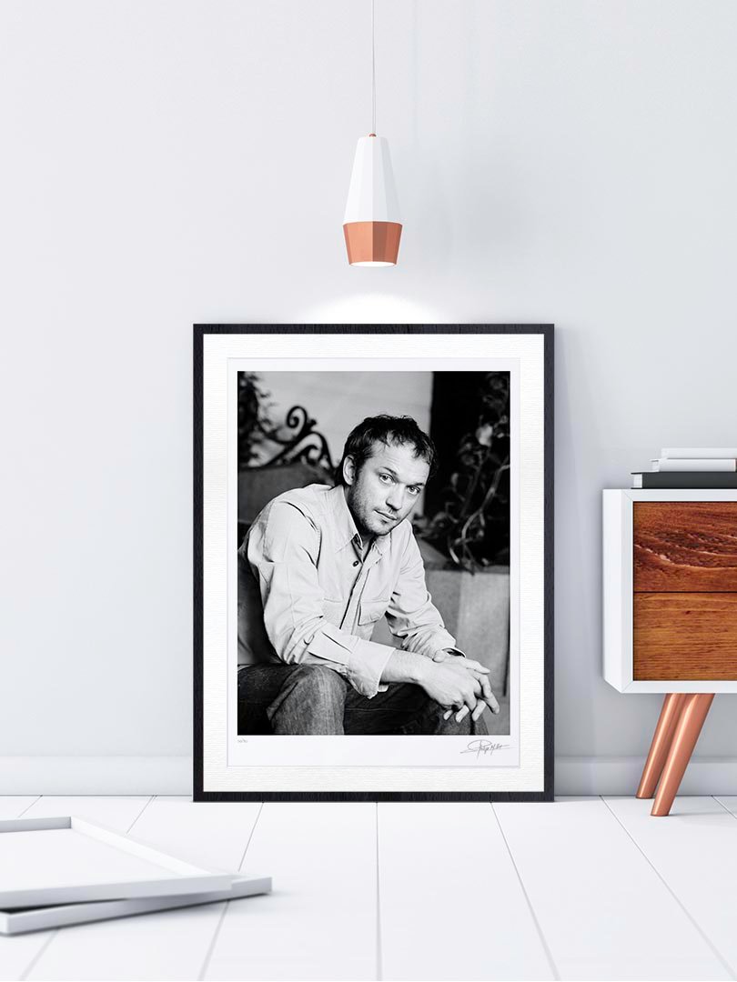 Cadre Galerie Noir Boisé Portrait Noir & Blanc N°4 de l’acteur Vincent Perez, photographié en avril 2003. Tirage d’art en édition limitée, numérotée et signée. Cadre noir finition galerie