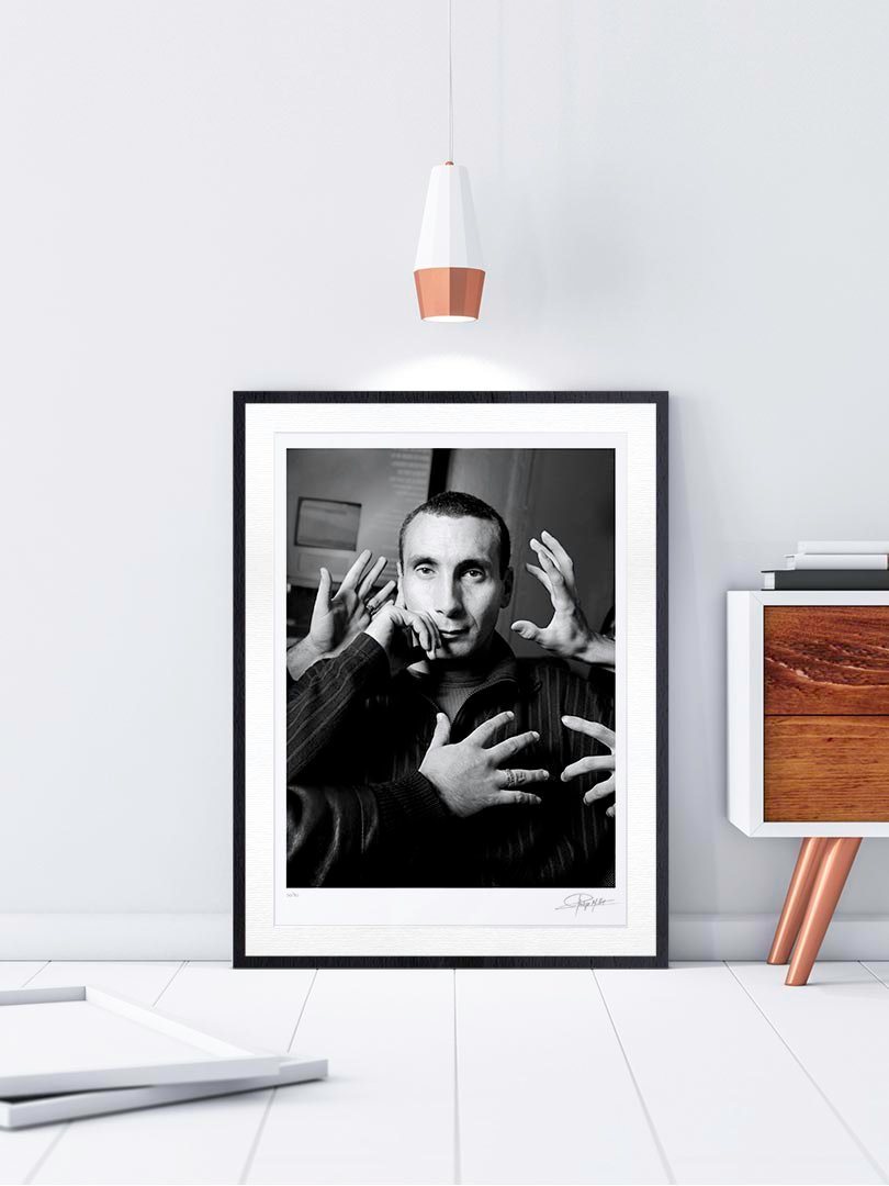 Cadre Galerie Noir Boisé Portrait Noir & Blanc N°3 de l’acteur Zinedine Soualem, photographié en octobre 1999. Tirage d’art en édition limitée, numérotée et signée. Cadre noir finition galerie