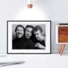 Portrait noir et blanc N°4 des acteurs José Garcia, Gilbert Melki et Bruno Solo photographié en février 2001. Tirage d’art en édition limitée, numérotée et signée. Cadre noir finition galerie