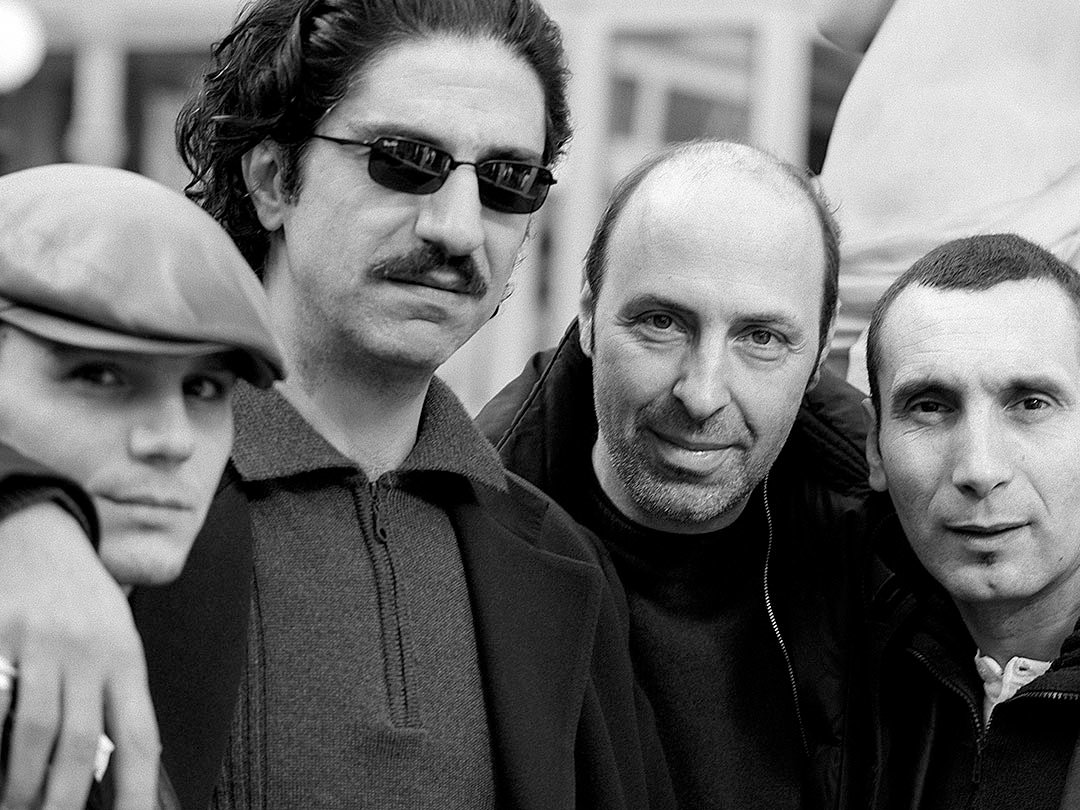 Dimitri Storoge, Simon Abkarian, Cédric Klapisch et Zinedine Soualem. Portrait Noir & Blanc N°6 réalisé en mars 2003. Tirage d’art en édition limitée, numérotée et signée. Détail-2