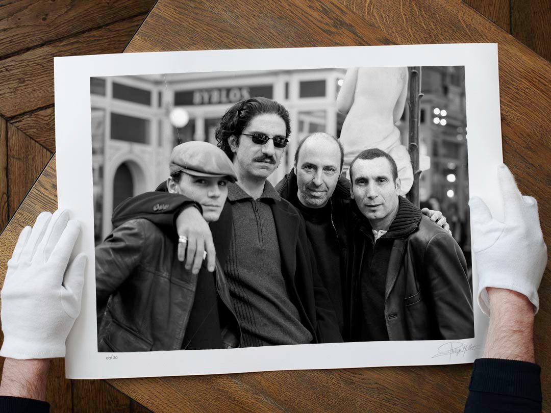 Format 45x60cm Dimitri Storoge, Simon Abkarian, Cédric Klapisch et Zinedine Soualem.Portrait Noir & Blanc N°6 réalisé en mars 2003. Présentation du tirage 45x60cm en édition limitée, numérotée et signée.