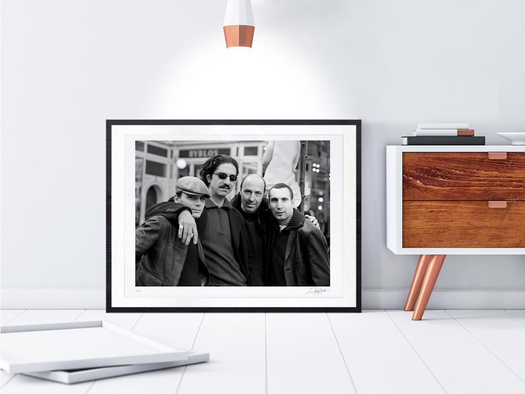 Cadre Galerie Noir Boisé Dimitri Storoge, Simon Abkarian, Cédric Klapisch et Zinedine Soualem. Portrait Noir & Blanc N°6 réalisé en mars 2003. Tirage d’art en édition limitée, numérotée et signée. Cadre noir finition galerie